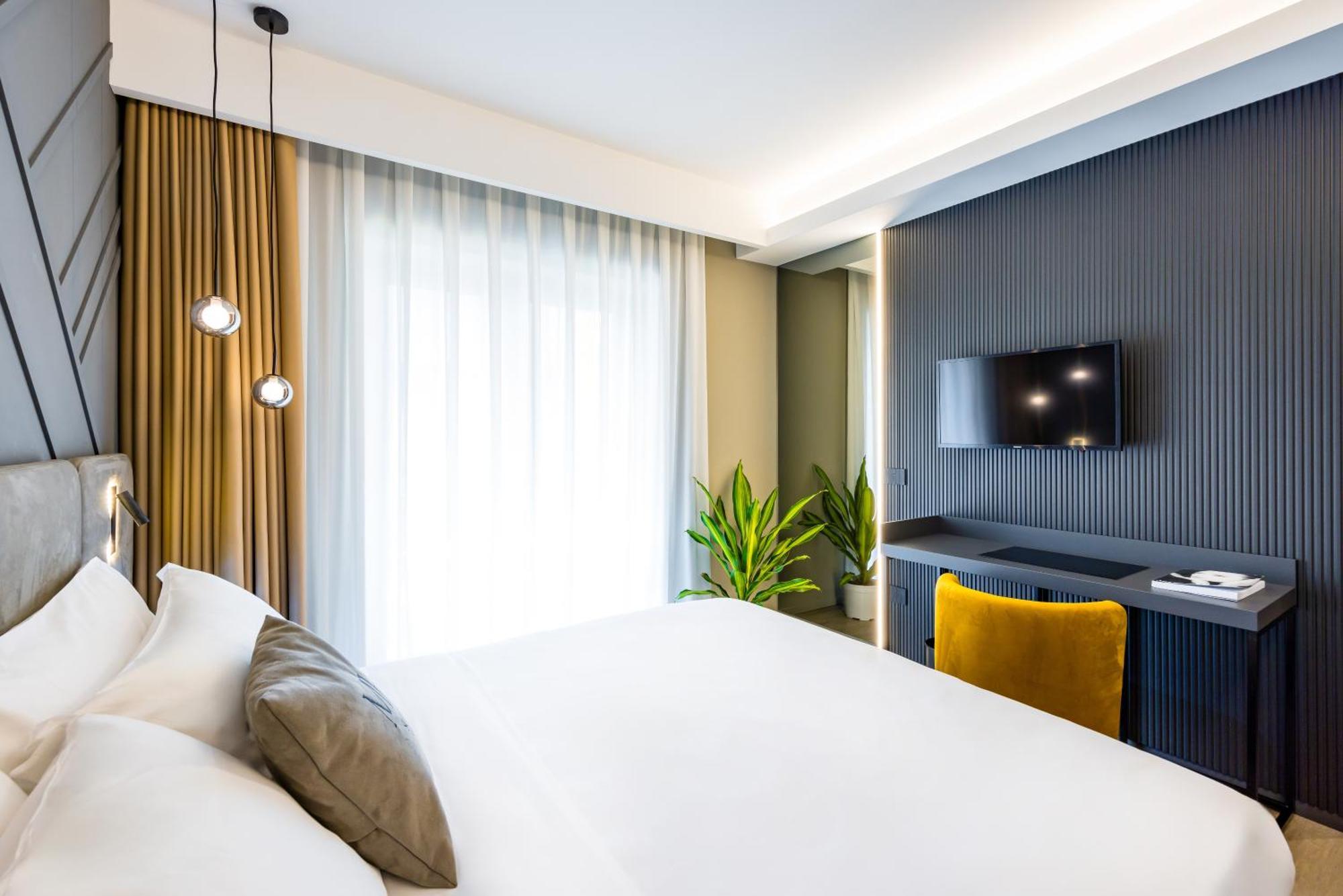 Mh Suites Plebiscito Napoli Bagian luar foto