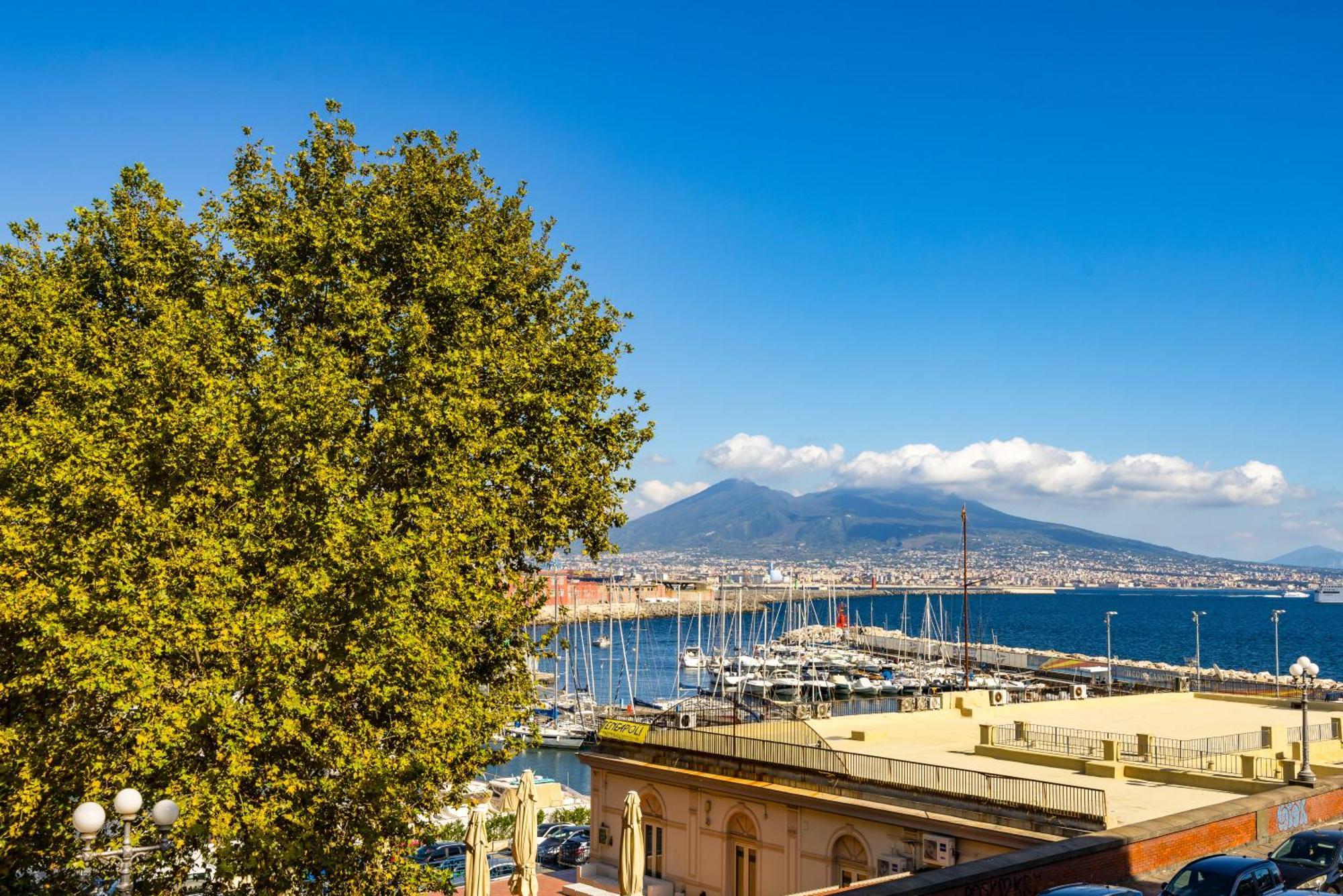 Mh Suites Plebiscito Napoli Bagian luar foto